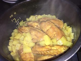 咖喱鸡翅焖饭,开始煮饭吧。