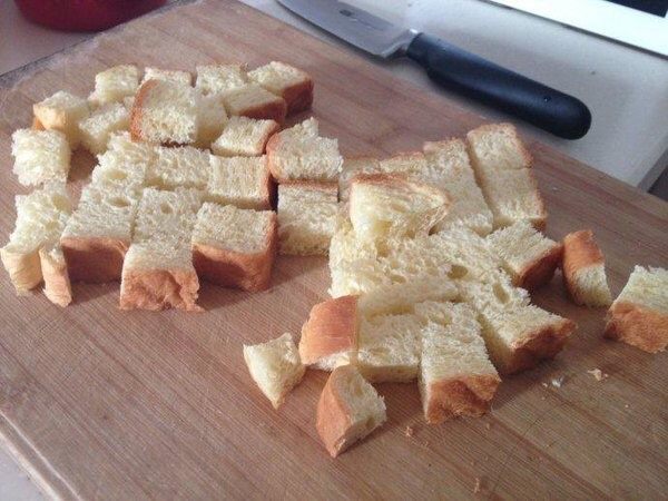 面包布丁🍞🍮,把面包切成一厘米的小方丁
