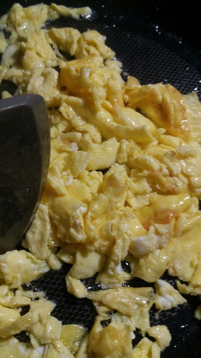“小葱炒鸡蛋”绅士私房菜,锅内烧油炒熟鸡蛋。
