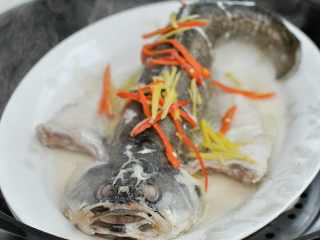 #年夜饭#清蒸鲈鱼,锅中水开后，放入蒸八分钟。