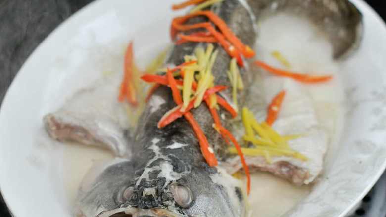 #年夜饭#清蒸鲈鱼,锅中水开后，放入蒸八分钟。