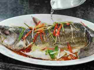 #年夜饭#清蒸鲈鱼,将热油淋在鱼上。