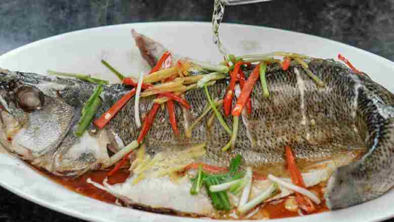 #年夜饭#清蒸鲈鱼,将热油淋在鱼上。