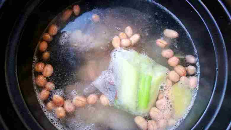 莲藕花生猪脚汤,在放入猪脚之前先把水加热到五分熟，（注意不要把焯水后的猪脚放在冷水里），然后把所有的主料和辅料一同放入锅内中小火炖煮2个小时。