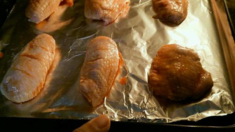 奥尔良烤翅,腌制好的烤翅就可以放进烤箱200度，烤大约15分钟就可以了，还有一种吃法，看下一部！