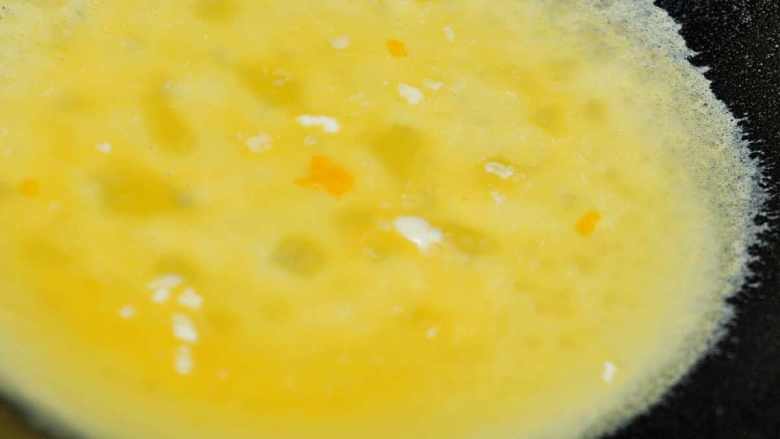#年夜饭#福袋,锅热后抹少许油，舀一勺蛋液，烙成直径约10厘米的蛋皮。