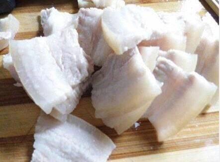 川香回锅肉,将凉透的肉，切成薄片