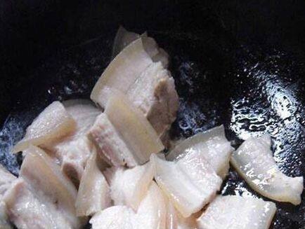 川香回锅肉,冷锅烧热，放入少量的油，放进切好的肉，煸炒出油