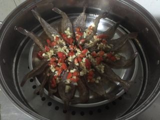 蒜茸开边虾,将蒜茸和油淋在虾上，撒上红椒碎