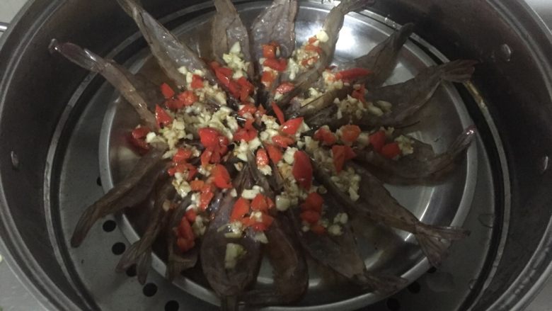 蒜茸开边虾,将蒜茸和油淋在虾上，撒上红椒碎
