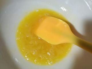 柠檬燕麦饼干,鸡蛋打散，加入蜂蜜拌匀。