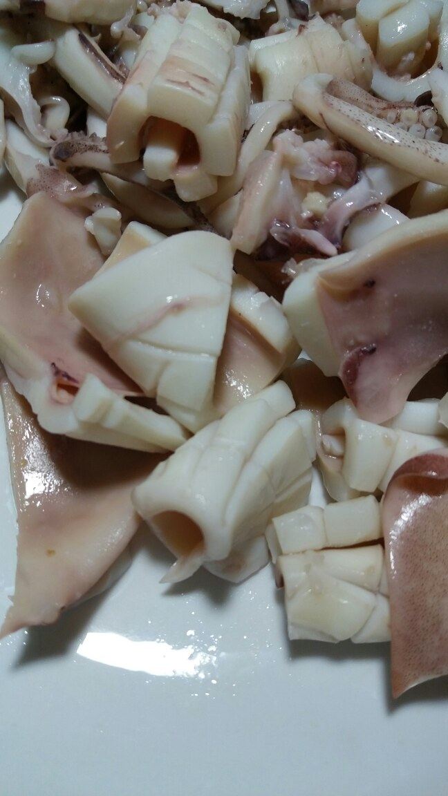 “韩国辣酱炒鱿鱼”绅士私房菜,鱿鱼切成适量小段。