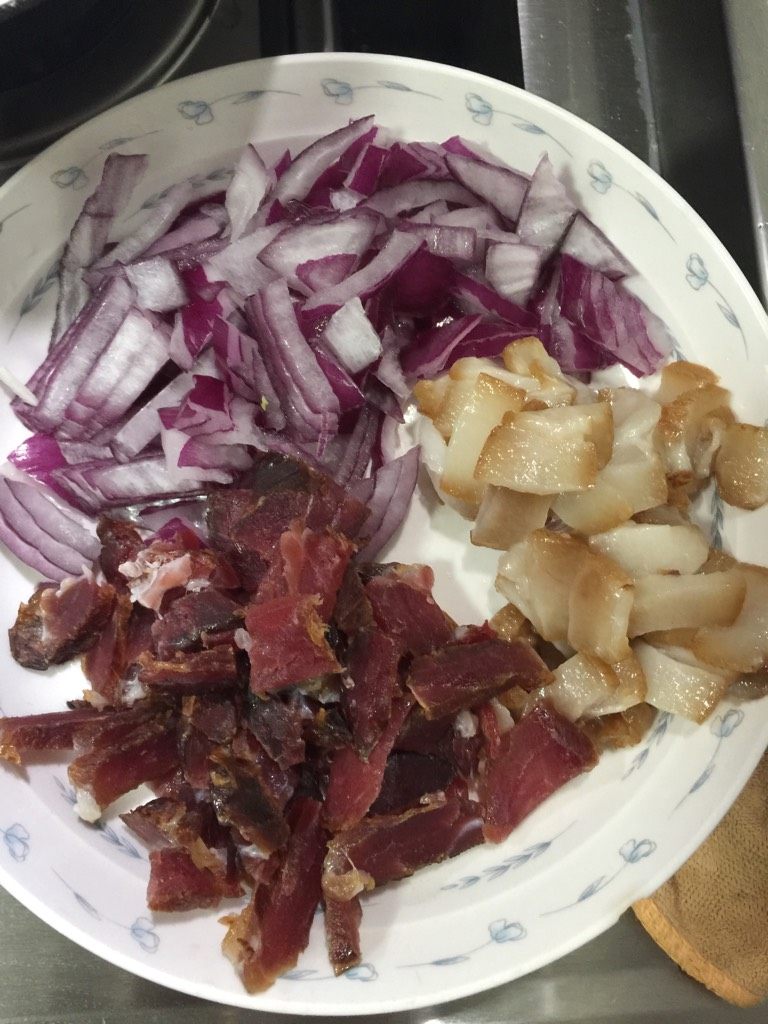 湖南腊肉,腊肉切片：肥肉、瘦肉分开切。