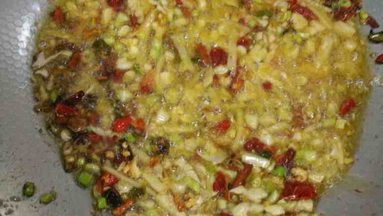 #年夜饭#麻辣葱油拌菜,碗里佐料一起掉锅里。注意火别太大了。