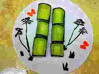 翠竹报春+#春意绿#,选一个合适的盘子，把黄瓜盅摆好摆成竹子，黄瓜多余下来的皮剪几个竹叶、竹笋、细竹竿摆好拼成一幅意境画儿，我拍的不好，😂😂😂