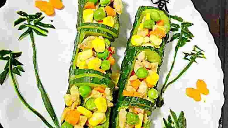 翠竹报春+#春意绿#,把炒好的鸡丁玉米粒装入黄瓜盅， 赶紧趁热吃吧，凉了可就不好吃喽