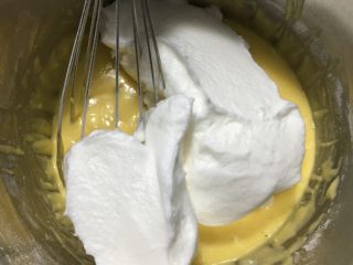 斑马纹戚风蛋糕,铲几勺蛋白糊到蛋黄糊里，翻拌均匀