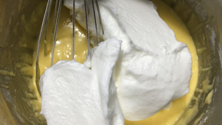 斑马纹戚风蛋糕,铲几勺蛋白糊到蛋黄糊里，翻拌均匀
