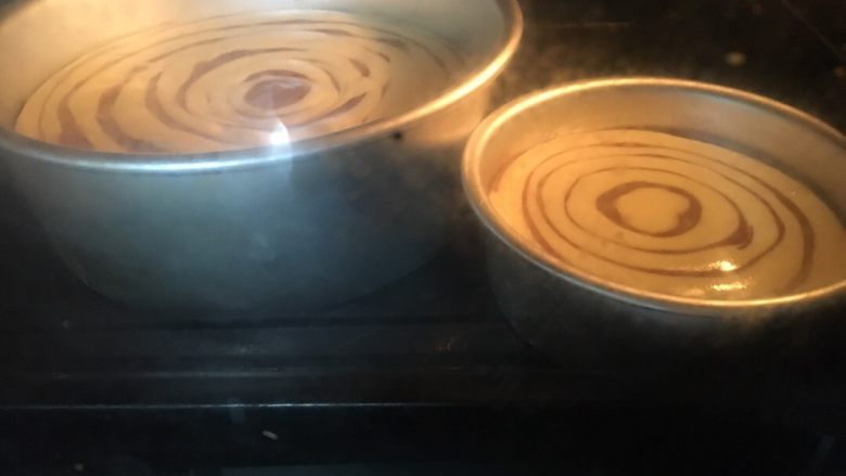 斑马纹戚风蛋糕,烤箱预热150度，烤的时候是120度左右烤50分钟