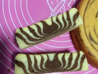 斑马纹戚风蛋糕,冷却后切块，哦哦，很漂亮的斑马花纹吧