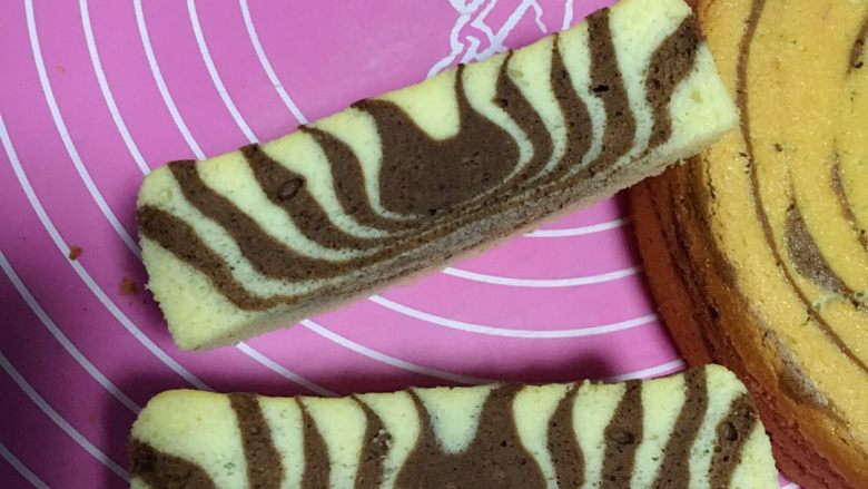 斑马纹戚风蛋糕,冷却后切块，哦哦，很漂亮的斑马花纹吧