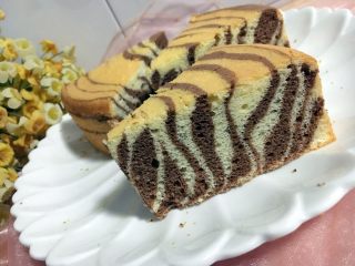 斑马纹戚风蛋糕,这个大的花纹又不同于那个小的喽