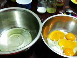 香橙蛋糕,把蛋清跟蛋黄分离