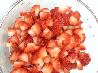 草莓奶油蛋糕,草莓三分二拿来切成果粒备用