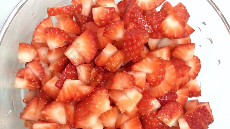 草莓奶油蛋糕,草莓三分二拿来切成果粒备用