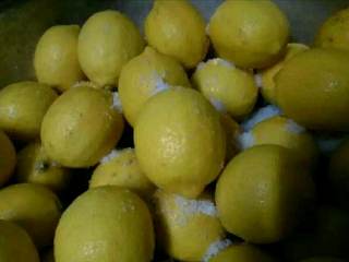 川贝柠檬膏,柠檬洗净后用适量的盐在柠檬表皮搓洗一遍，这样可以将柠檬表皮的一层蜡洗净 洗净后到后盐水里泡30分钟