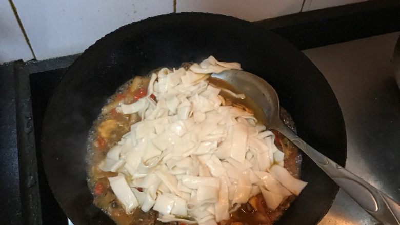 新疆炒面,倒入炒好的菜中翻炒均匀，加入少许面汤