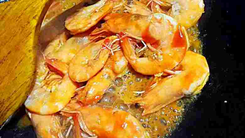 #年夜饭#油焖大虾,再加入番茄酱炒匀， 加入少量清水，盖上盖子适当小焖片刻，待汤汁减少