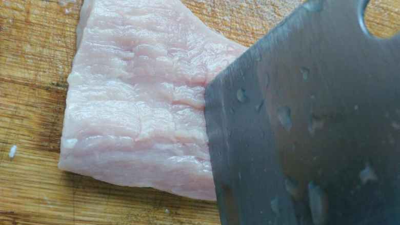 烤箱版猪排,把<a style='color:red;display:inline-block;' href='/shicai/ 416'>猪排</a>切成1厘米左右的肉片（不要太薄也不要太厚），用刀尖划一下肉片，目的让肉片在烤的过程中不会收缩。