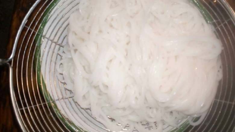 藕片土豆饵丝,煮的差不多，软的时候把水和饵丝分开。