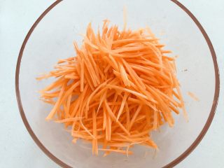 宝宝辅食：省力又好吃的橙色能量饭,用擦丝器将胡萝卜擦成细丝。