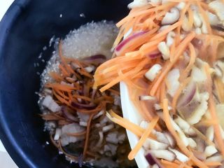 宝宝辅食：省力又好吃的橙色能量饭,把浸泡好的大米放入电饭锅，倒入步骤6的所有食材和汤料，并且翻拌均匀，按下电饭锅煮饭模式就可以了。
