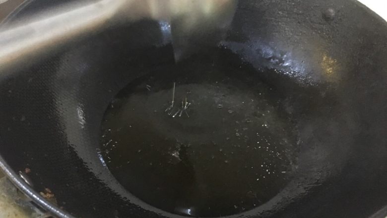 牛腩白萝卜火锅,锅内加入油。油多放些。烧红。