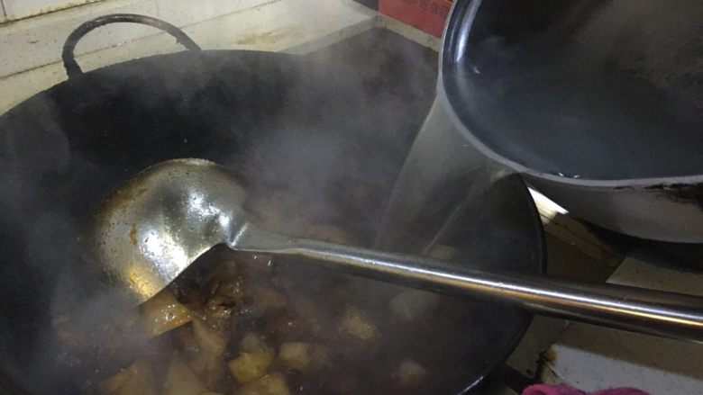 牛腩白萝卜火锅,翻炒后，把部分白萝卜汤倒入锅内。