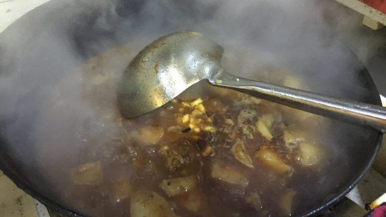牛腩白萝卜火锅,汤沸腾后。加入姜片。