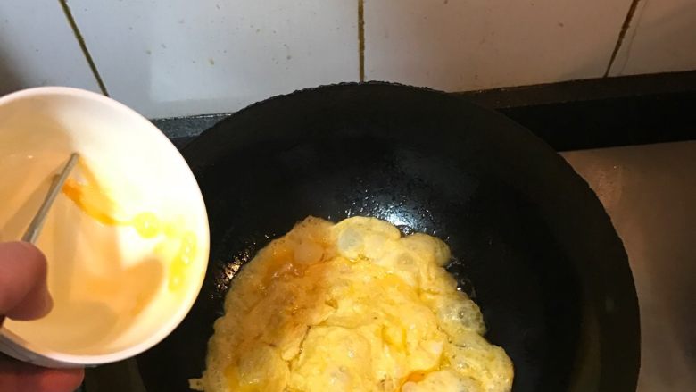 红辣椒炒鸡蛋拌面,油热后慢慢倒入蛋液煎好、起锅把煎好的鸡蛋盛出