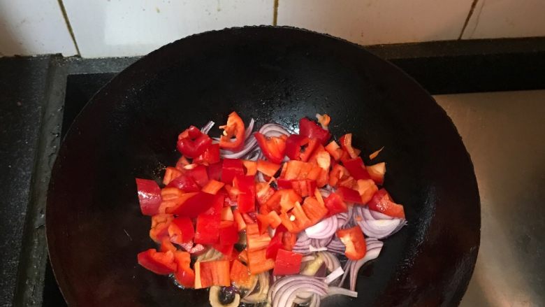 红辣椒炒鸡蛋拌面,锅内留底油倒入洋葱丝、红辣椒块