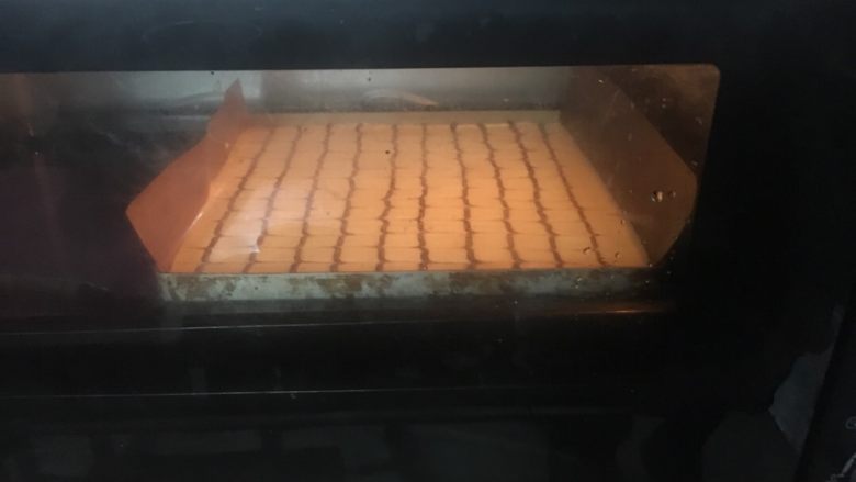 千叶纹蛋糕,烤箱预热160度，中下层烤1小时左右