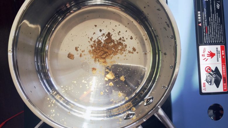 在家轻松做出港式奶茶（快手版）,将黄金幼砂糖倒入锅中，稍微加热一下。