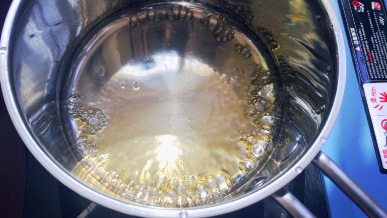 在家轻松做出港式奶茶（快手版）,倒入纯净水，和幼砂糖一起煮至焦糖色。