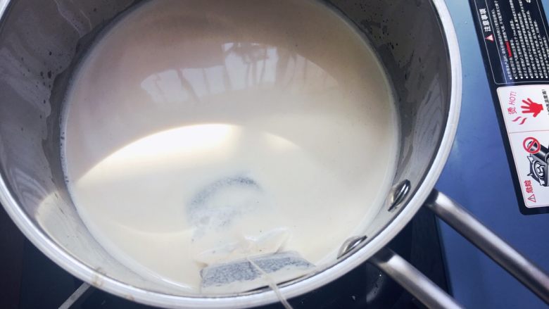 在家轻松做出港式奶茶（快手版）,放入茶包，和纯牛奶一起煮。
