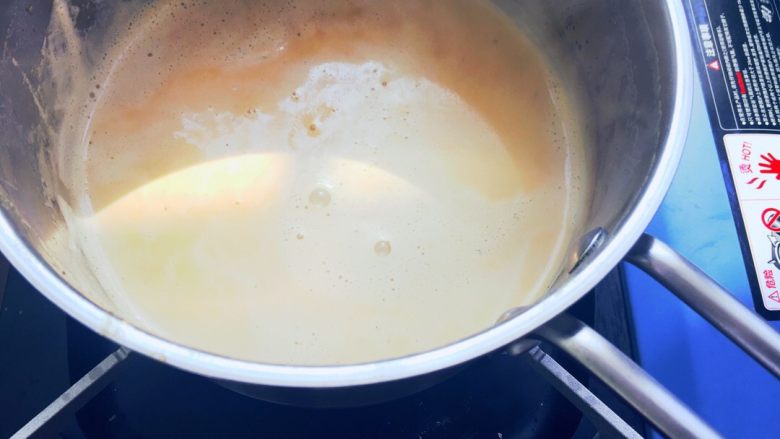在家轻松做出港式奶茶（快手版）,煮到奶茶色越来越浓郁，即可关火。