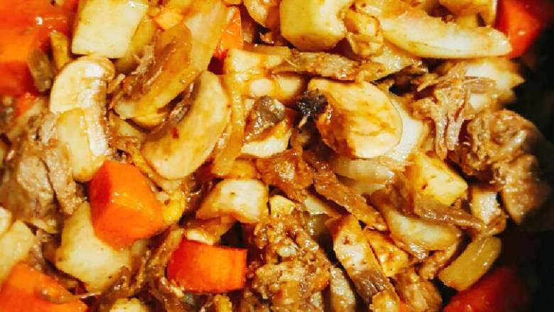 孜然羊肉手抓饭,把搅拌均匀的食材平铺大米上，按下电饭锅焖饭健。