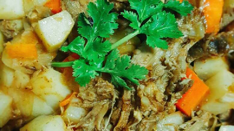 孜然羊肉手抓饭,电饭锅自动焖饭，一锅羊肉饭熟了。