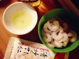 水晶虾仁肠粉,准备虾仁的食材