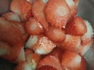 草莓冰激凌,草莓洗净切块，选草莓要选型正实心个头中等的，不要选太大畸形空心的草莓都是药催熟的对身体不好。